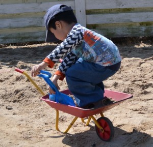 Jonas hjælper med sand til vores nye fliser Jonas hjælper med sand til vores nye fliser