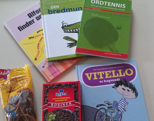Bøgerne til dagens sprogstimulering + rosiner og snørebånd til træning af mundmotorik.