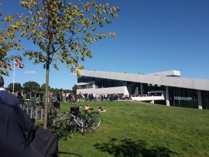 Vi venter uden for Moesgaard Museum - heldigvis i skønt, skønt vejr.