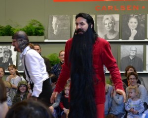 Hr. Skæg underholder på Carlsens stand.