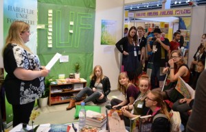 Nicole Boyle Rødtnes giver gode råd til Håbefulde Unge Forfattere - på HUFs stand.
