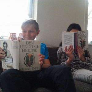 Daniel og jeg læser Den uendelige historie samtidig.