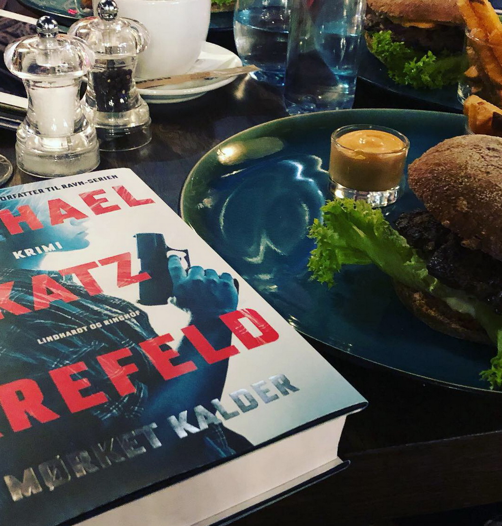 Mørket kalder af Michael Katz Krefeld - og en Cafe Stiften burger.